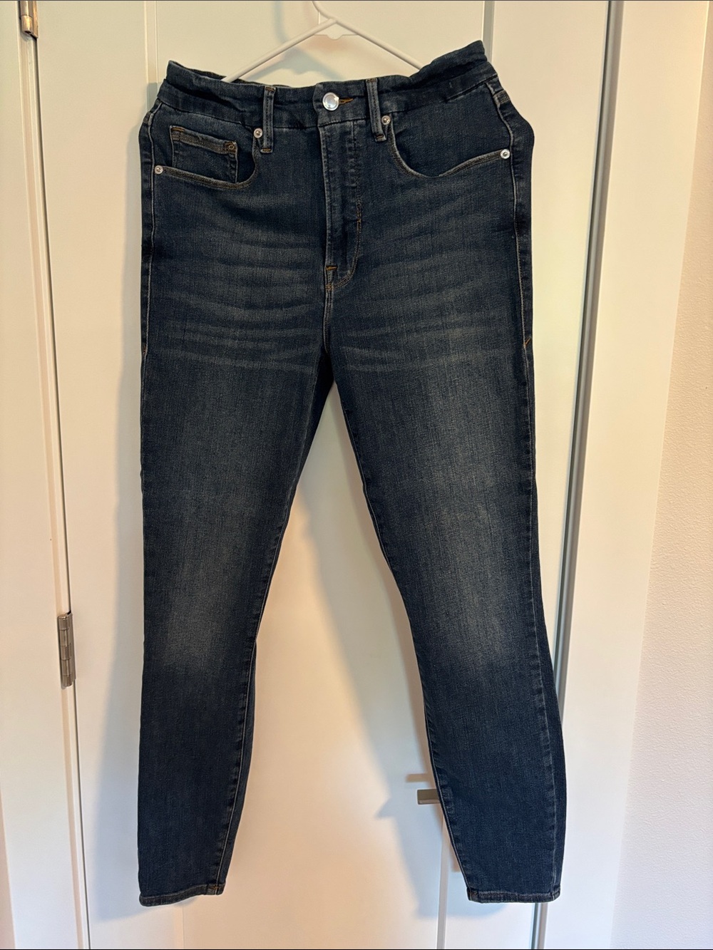 Good American Skinny Jeans in Dark Blue Wash